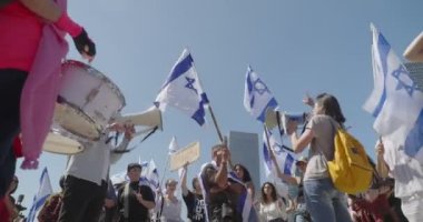 Tel Aviv, ISRAEL - 16 Mart 2023. İsrail hükümetinin yargı reformunu protesto eden insanlar