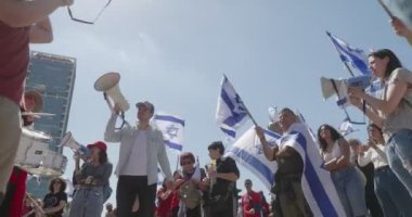 Tel Aviv, ISRAEL - 16 Mart 2023. İsrail hükümetinin yargı reformunu protesto eden insanlar