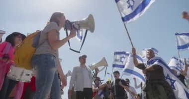 Tel Aviv, ISRAEL - 16 Mart 2023. İsrail hükümetinin yargı reformunu protesto eden insanlar