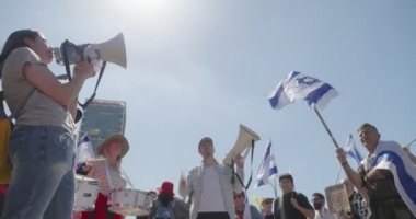 Tel Aviv, ISRAEL - 16 Mart 2023. İsrail hükümetinin yargı reformunu protesto eden insanlar