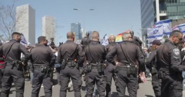 Tel Aviv, ISRAEL - 16 Mart 2023. Yargı reformuna karşı düzenlenen şiddetli protestolarda protestocular polis güçleriyle çatıştı