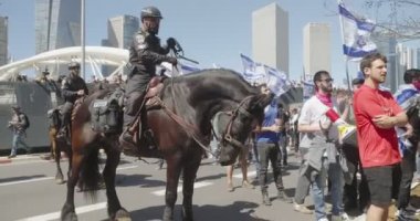 Tel Aviv, ISRAEL - 16 Mart 2023. Yargı reformuna karşı düzenlenen şiddetli protestolarda protestocular polis güçleriyle çatıştı