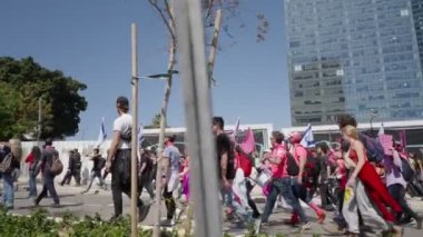 Tel Aviv, ISRAEL - 16 Mart 2023. İsrail hükümetinin yargı reformunu protesto eden insanlar