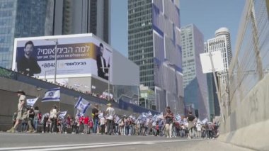 Tel Aviv, ISRAEL - 16 Mart 2023. Yargı reformuna karşı düzenlenen şiddetli protestolarda protestocular polis güçleriyle çatıştı