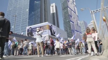 Tel Aviv, ISRAEL - 16 Mart 2023. Yargı reformuna karşı düzenlenen şiddetli protestolarda protestocular polis güçleriyle çatıştı