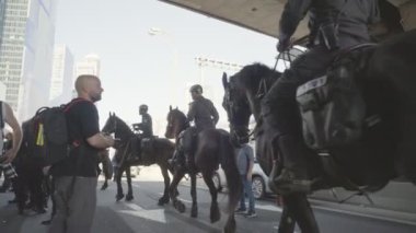 Tel Aviv, ISRAEL - 16 Mart 2023. Yargı reformuna karşı düzenlenen şiddetli protestolarda protestocular polis güçleriyle çatıştı