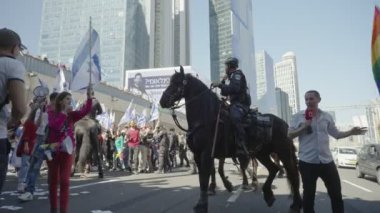 Tel Aviv, ISRAEL - 16 Mart 2023. Yargı reformuna karşı düzenlenen şiddetli protestolarda protestocular polis güçleriyle çatıştı