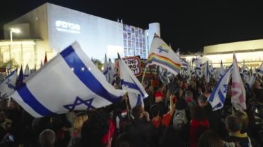 Tel Aviv, ISRAEL - 16 Mart 2023. İsrail hükümetinin yargı reformunu protesto eden insanlar