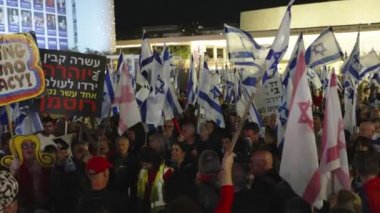 Tel Aviv, ISRAEL - 16 Mart 2023. İsrail hükümetinin yargı reformunu protesto eden insanlar