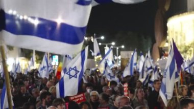 Tel Aviv, ISRAEL - 16 Mart 2023. İsrail hükümetinin yargı reformunu protesto eden insanlar