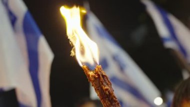 Tel Aviv, ISRAEL - 16 Mart 2023. İsrail hükümetinin yargı reformunu protesto eden insanlar