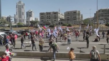 Tel Aviv, ISRAEL - 16 Mart 2023. Yargı reformuna karşı düzenlenen şiddetli protestolarda protestocular polis güçleriyle çatıştı