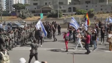 Tel Aviv, ISRAEL - 16 Mart 2023. Yargı reformuna karşı düzenlenen şiddetli protestolarda protestocular polis güçleriyle çatıştı