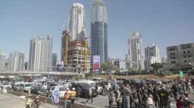 Tel Aviv, ISRAEL - 16 Mart 2023. Yargı reformuna karşı düzenlenen şiddetli protestolarda protestocular polis güçleriyle çatıştı