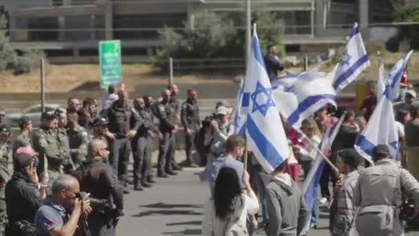 テルアビブ イスラエル 2023年3月16日 抗議者は司法改革に対する暴力的な抗議の間に警察と衝突する — ストック動画