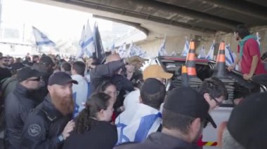 Tel Aviv, ISRAEL - 16 Mart 2023. Yargı reformuna karşı düzenlenen şiddetli protestolarda protestocular polis güçleriyle çatıştı