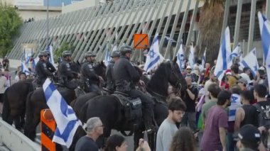 Tel Aviv, ISRAEL - 16 Mart 2023. Yargı reformuna karşı düzenlenen şiddetli protestolarda protestocular polis güçleriyle çatıştı