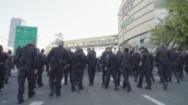 Tel Aviv, ISRAEL - 16 Mart 2023. Yargı reformuna karşı düzenlenen şiddetli protestolarda protestocular polis güçleriyle çatıştı