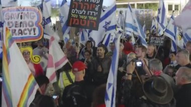 Tel Aviv, ISRAEL - 16 Mart 2023. İsrail hükümetinin yargı reformunu protesto eden insanlar