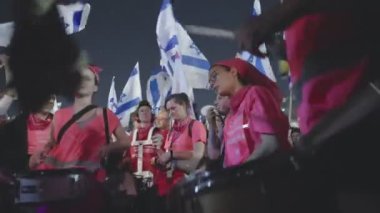 Tel Aviv, ISRAEL - 16 Mart 2023. İsrail hükümetinin yargı reformunu protesto eden insanlar
