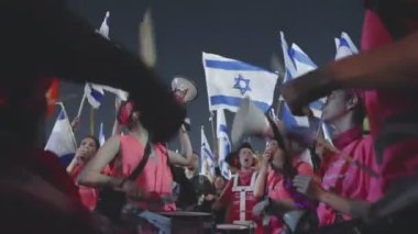 Tel Aviv, ISRAEL - 16 Mart 2023. İsrail hükümetinin yargı reformunu protesto eden insanlar