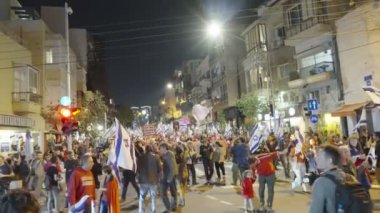 Tel Aviv, ISRAEL - 16 Mart 2023. İsrail hükümetinin yargı reformunu protesto eden insanlar