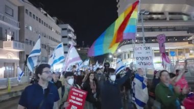 Tel Aviv, ISRAEL - 16 Mart 2023. İsrail hükümetinin yargı reformunu protesto eden insanlar