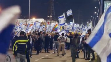 Bnei Brak, ISRAEL - 24 Mart 2023. Yargı reformuna karşı düzenlenen şiddetli protestolarda protestocular polis güçleriyle çatıştı