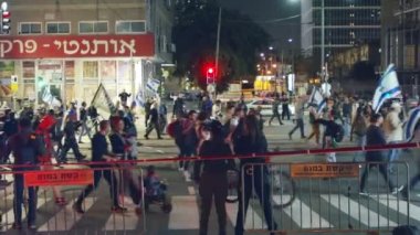 Bnei Brak, ISRAEL - 24 Mart 2023. Yargı reformuna karşı düzenlenen şiddetli protestolarda protestocular polis güçleriyle çatıştı