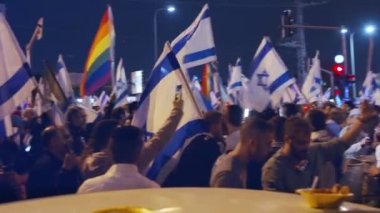 Bnei Brak, ISRAEL - 24 Mart 2023. Yargı reformuna karşı düzenlenen şiddetli protestolarda protestocular polis güçleriyle çatıştı