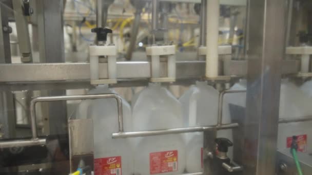 生产设施中的一大加仑醋 — 图库视频影像