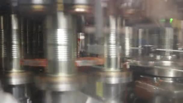罐头食品生产装置中快速输送带上的番茄酱罐 — 图库视频影像