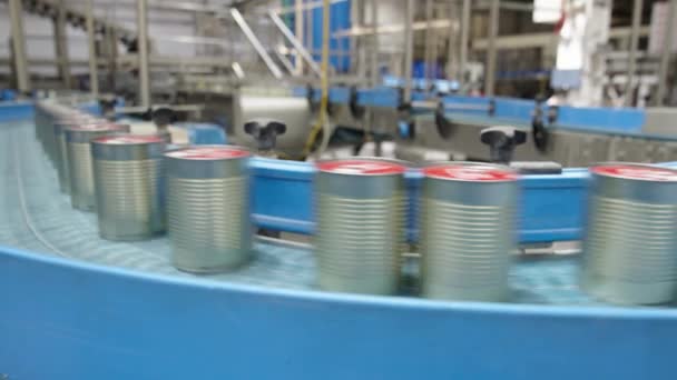 食品生产设施输送带上的食品罐 — 图库视频影像