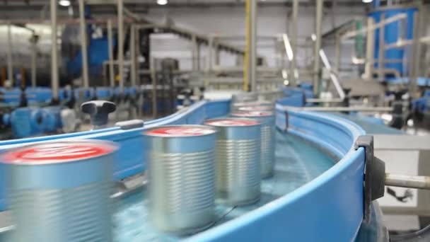 Konservendosen Auf Einem Förderband Einer Lebensmittelproduktionsanlage — Stockvideo