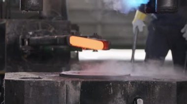 Havacılık endüstrisi için endüstriyel demir döşeme makineleri kullanılıyor.