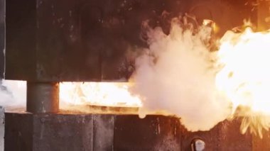 Endüstriyel metal üretiminde süper yavaş çekim. Ateş ve kıvılcım.