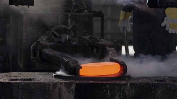 Movimento Super Lento Forjamento Metal Industrial Fogo Faíscas — Vídeo de Stock