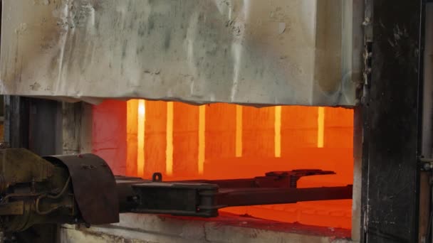 Demirleme Işlemi Sırasında Endüstriyel Bir Fırının Içindeki Metal Parçaları — Stok video