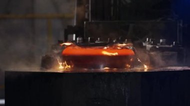 Endüstriyel metal üretiminde süper yavaş çekim. Ateş ve kıvılcım.