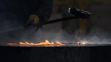 Endüstriyel metal üretiminde süper yavaş çekim. Ateş ve kıvılcım.