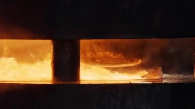 Endüstriyel metal üretiminde süper yavaş çekim. Ateş ve kıvılcım.