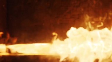 Endüstriyel metal üretiminde süper yavaş çekim. Ateş ve kıvılcım.