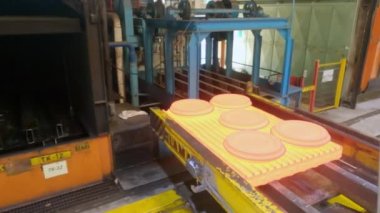 Demirleme işlemi sırasında endüstriyel bir fırının içindeki metal parçaları..