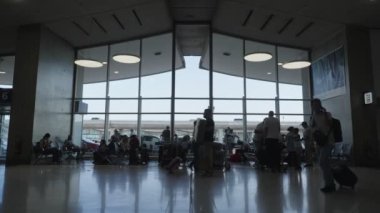 Paris, Fransa - 25 Haziran 2023. Charles de Gaulle havaalanındaki terminalin içinde yürüyen yolcular