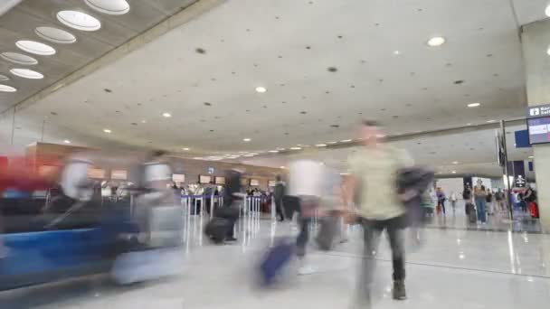 フランス 2023年6月25日 シャルル ゴール空港のターミナル内を歩く乗客 — ストック動画