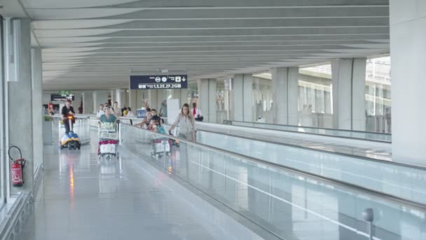Paris Frankrike Juni 2023 Passagerare Som Går Terminalen Vid Charles — Stockvideo