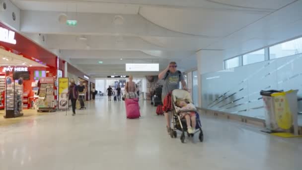 París Francia Junio 2023 Pasajeros Caminando Dentro Terminal Aeropuerto Charles — Vídeos de Stock