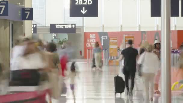 Paris Frankrike Juni 2023 Passagerare Som Går Terminalen Vid Charles — Stockvideo