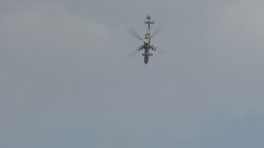 Airbus H-665 Tigre askeri helikopteri dalış ve savaş manevraları gerçekleştiriyor.