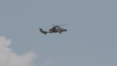 Airbus H-665 Tigre askeri helikopteri dalış ve savaş manevraları gerçekleştiriyor.
